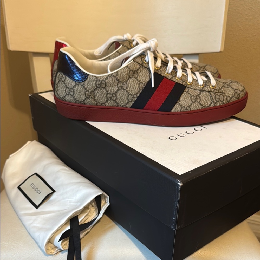 Preowned Mens Gucci Canvas Sneakers with Red and Blue Stripes Size 9.
